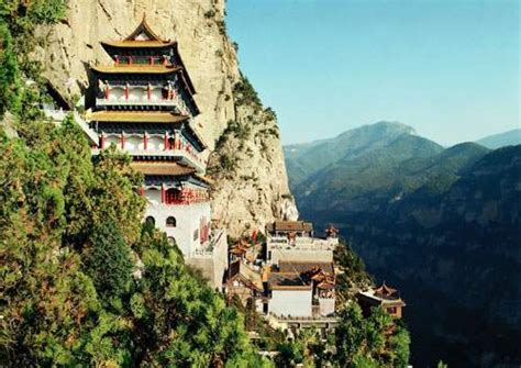  Laibin Şehri'nin Gizli Mücevheri: Qingming Dağındaki Huzurlu Tapınaklar!